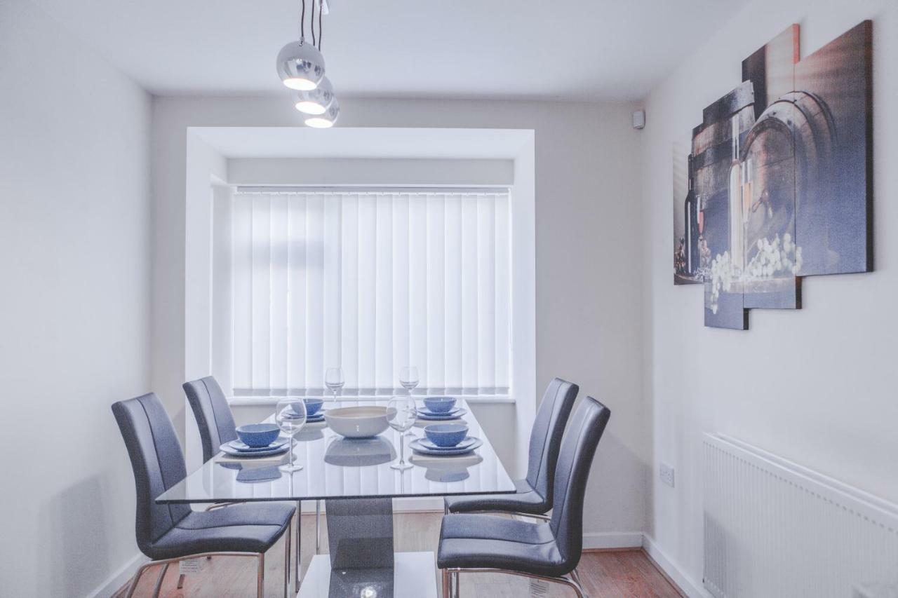 Salford Holiday Apartment แมนเชสเตอร์ ภายนอก รูปภาพ