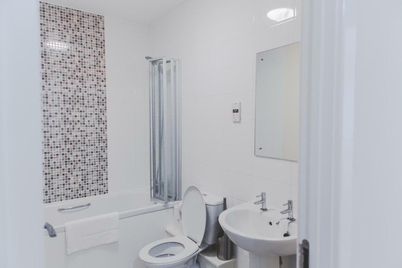 Salford Holiday Apartment แมนเชสเตอร์ ภายนอก รูปภาพ