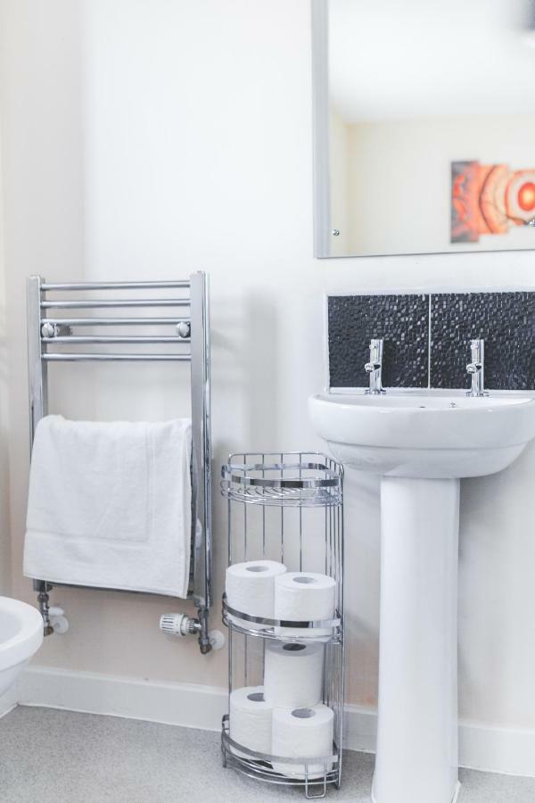 Salford Holiday Apartment แมนเชสเตอร์ ภายนอก รูปภาพ
