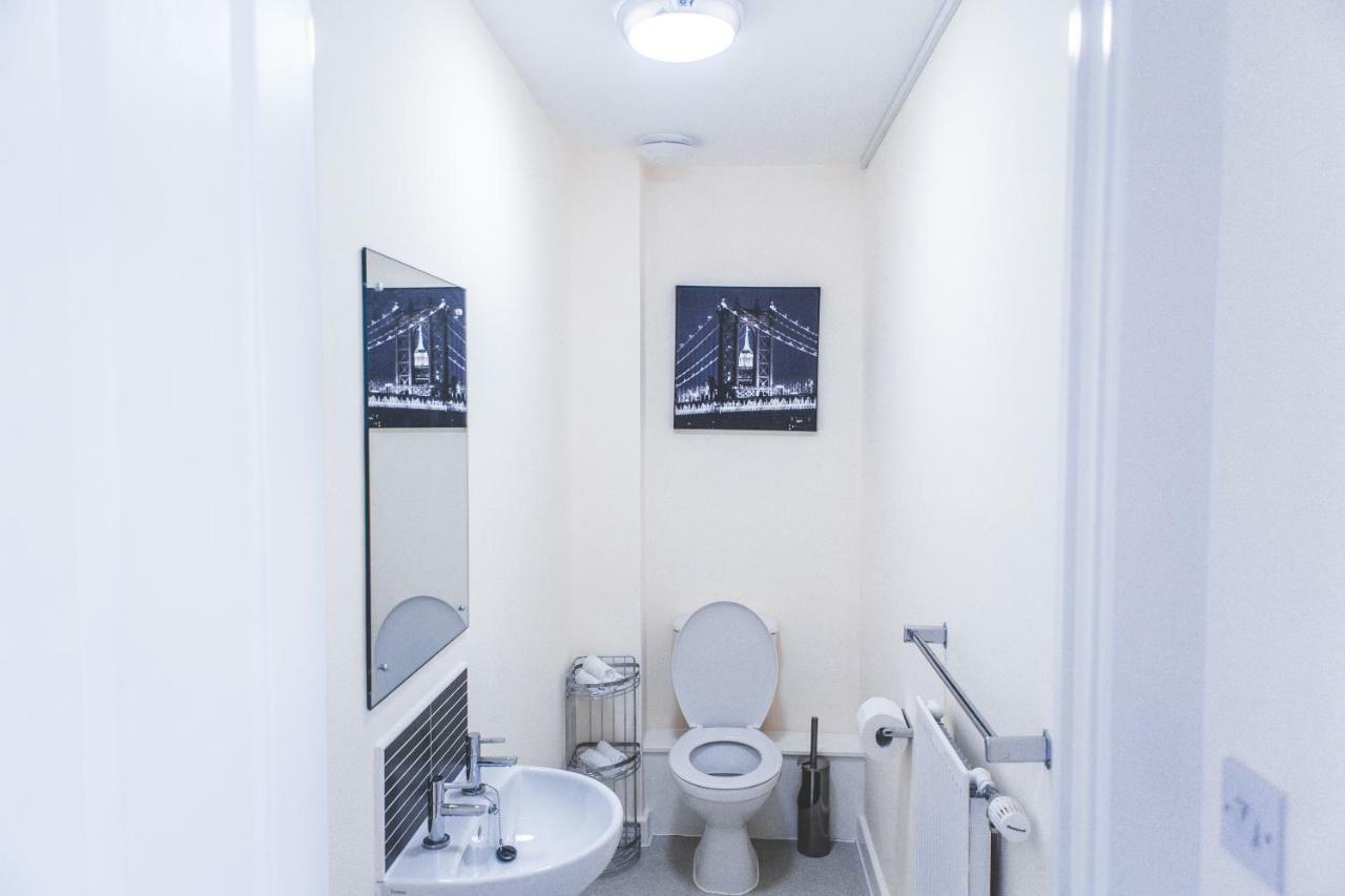 Salford Holiday Apartment แมนเชสเตอร์ ภายนอก รูปภาพ