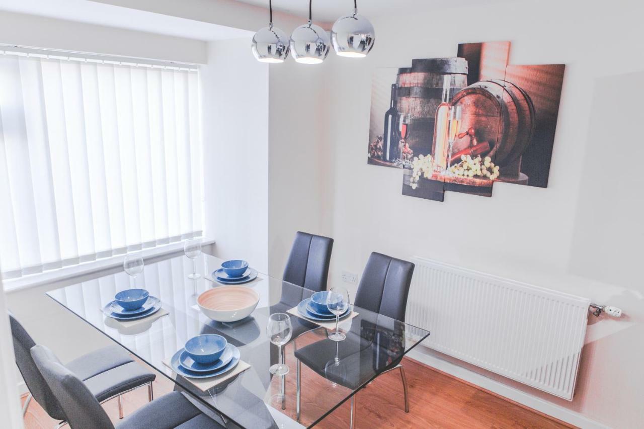 Salford Holiday Apartment แมนเชสเตอร์ ภายนอก รูปภาพ