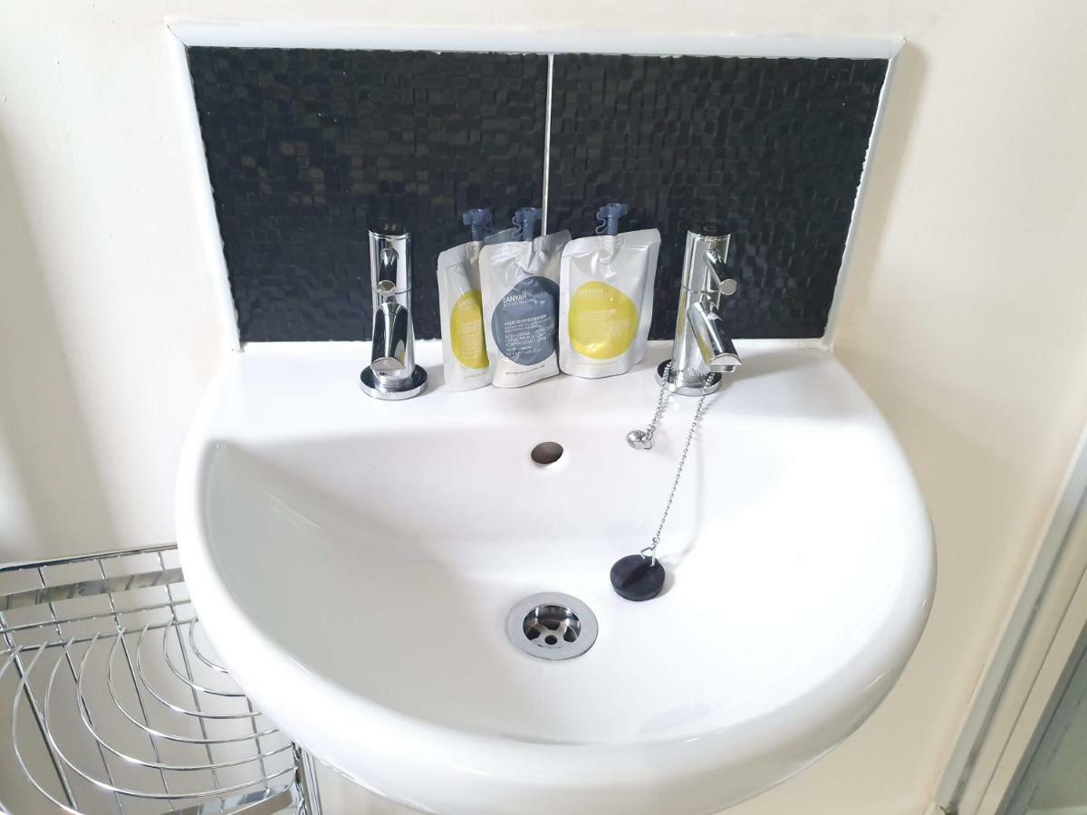 Salford Holiday Apartment แมนเชสเตอร์ ภายนอก รูปภาพ